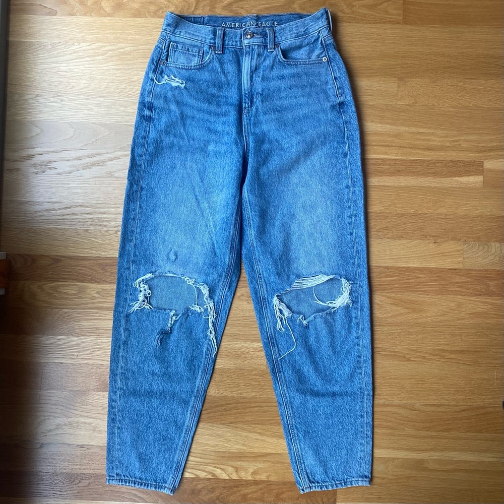 American Eagle Ripped Relaxed Mom Jeans size 4 Long